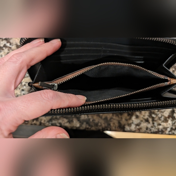 COACH - Accordion Wallet 🖤 - Picture 7 of 9